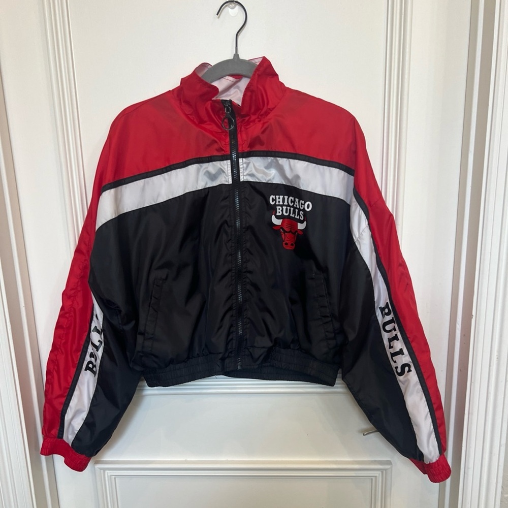 VGUC Vintage NBA Chicago Bulls cropped windbreaker jacket. Size Medium